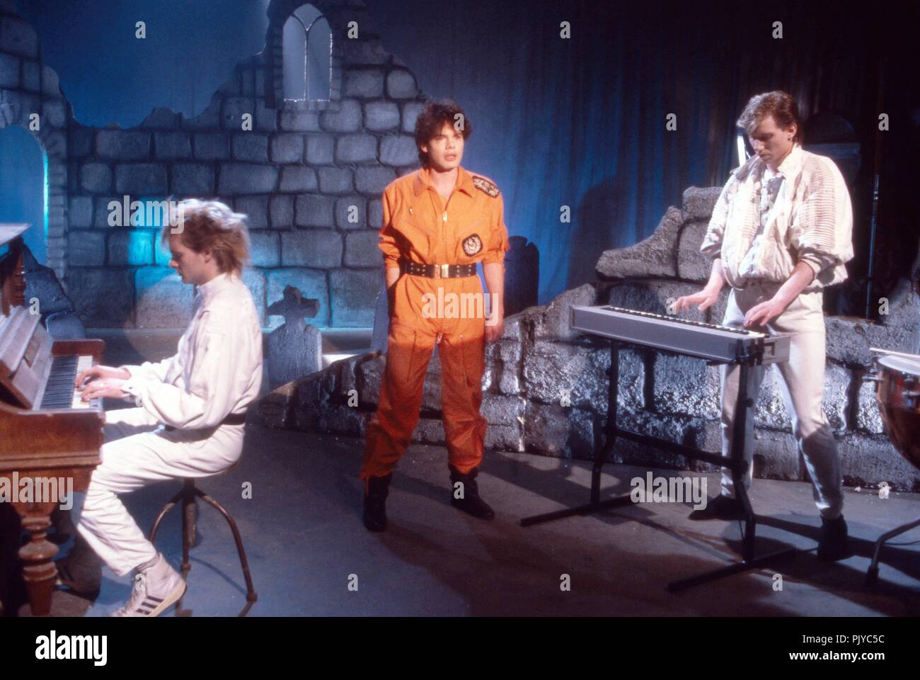 "Alphaville", deutsche Synthie Pop Band, bei einem Auftritt in der TV-Chartshow "Formel Eins" in München, Deutschland 1984. Deutsche synth pop band 'Alphaville' in Deutschen TV-Chart Show 'Formel Eins' an München, Deutschland 1984. | Verwendung weltweit Stockfoto