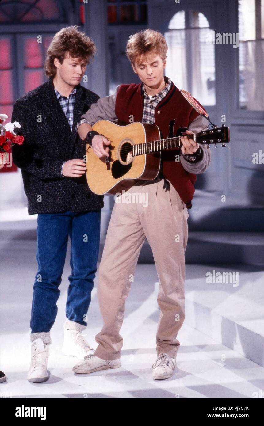 Magne Furuholmen (links) und Pal Waaktaar Savoy' von 'a-ha', norwegische Popgruppe, beim Auftritt in "Formel Eins" in München, Deutschland 1985. Magne Furuholmen (links) und Pal Waaktar Savoy der norwegischen Popband A-ha'live an Deutschen chart TV-Show 'Formel Eins' in München, Deutschland, 1985. | Verwendung weltweit Stockfoto
