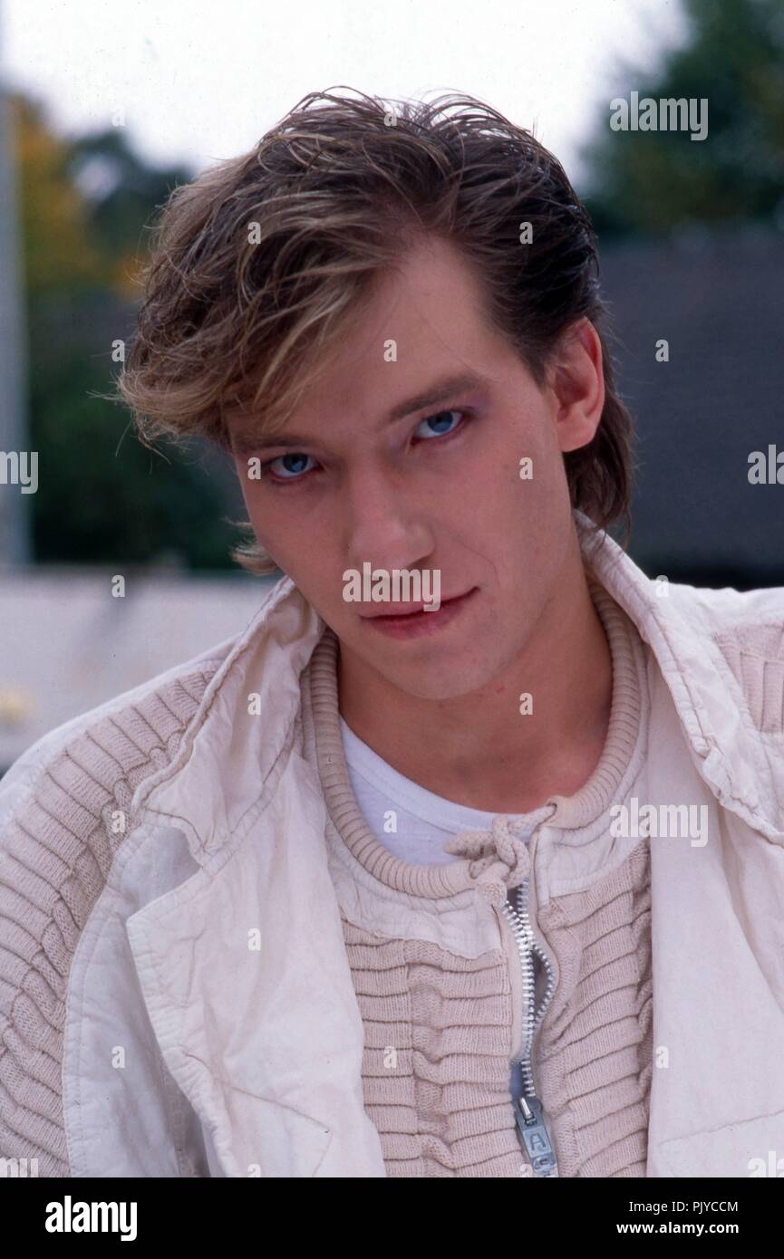 Bernhard Lloyd' von 'Alphaville', deutsche Synthie Pop Band, vor einem Auftritt in der TV-Chartshow "Formel Eins" in München, Deutschland 1984. Bernhard Lloyd der Deutschen synth pop band "Alphaville", bevor Sie im deutschen TV-Chart Show 'Formel Eins' an München, Deutschland 1984. | Verwendung weltweit Stockfoto