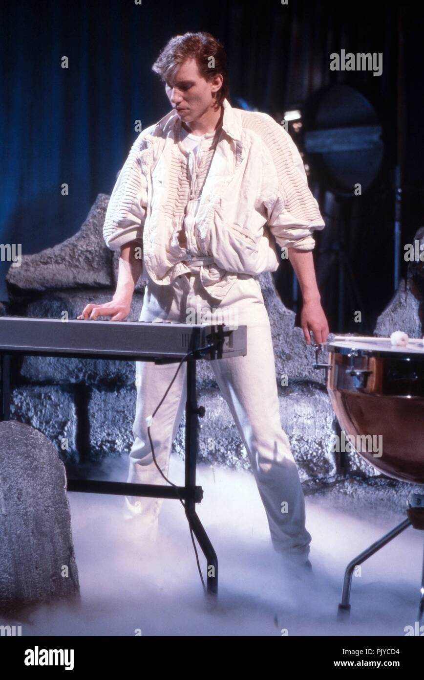 Bernhard Lloyd' von 'Alphaville', deutsche Synthie Pop Band, Bein 1963 Auftritt in der TV-Chartshow "Formel Eins" in München, Deutschland 1984. Bernhard Lloyd der Deutschen synth pop band "Alphaville" im Deutschen TV-Chart Show 'Formel Eins' an München, Deutschland 1984 durchführen. | Verwendung weltweit Stockfoto