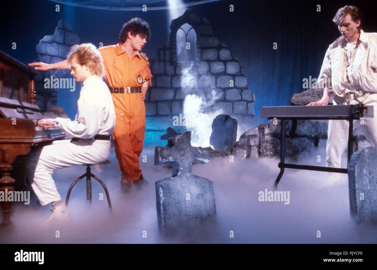 "Alphaville", deutsche Synthie Pop Band, bei einem Auftritt in der TV-Chartshow "Formel Eins" in München, Deutschland 1984. Deutsche synth pop band 'Alphaville' in Deutschen TV-Chart Show 'Formel Eins' an München, Deutschland 1984. | Verwendung weltweit Stockfoto