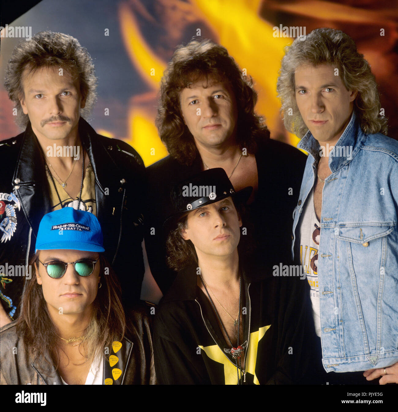 Scorpions (V.l. Rudolf Schenker, Matthias Jabs, Klaus Meine, Herman Rarebell, Francis Buchholz) am 17.10.1990 in München. | Verwendung weltweit Stockfoto