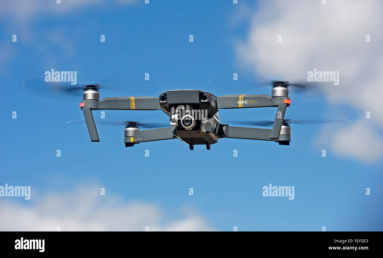 Eine unbemannte Drohne schweben im Himmel Stockfoto