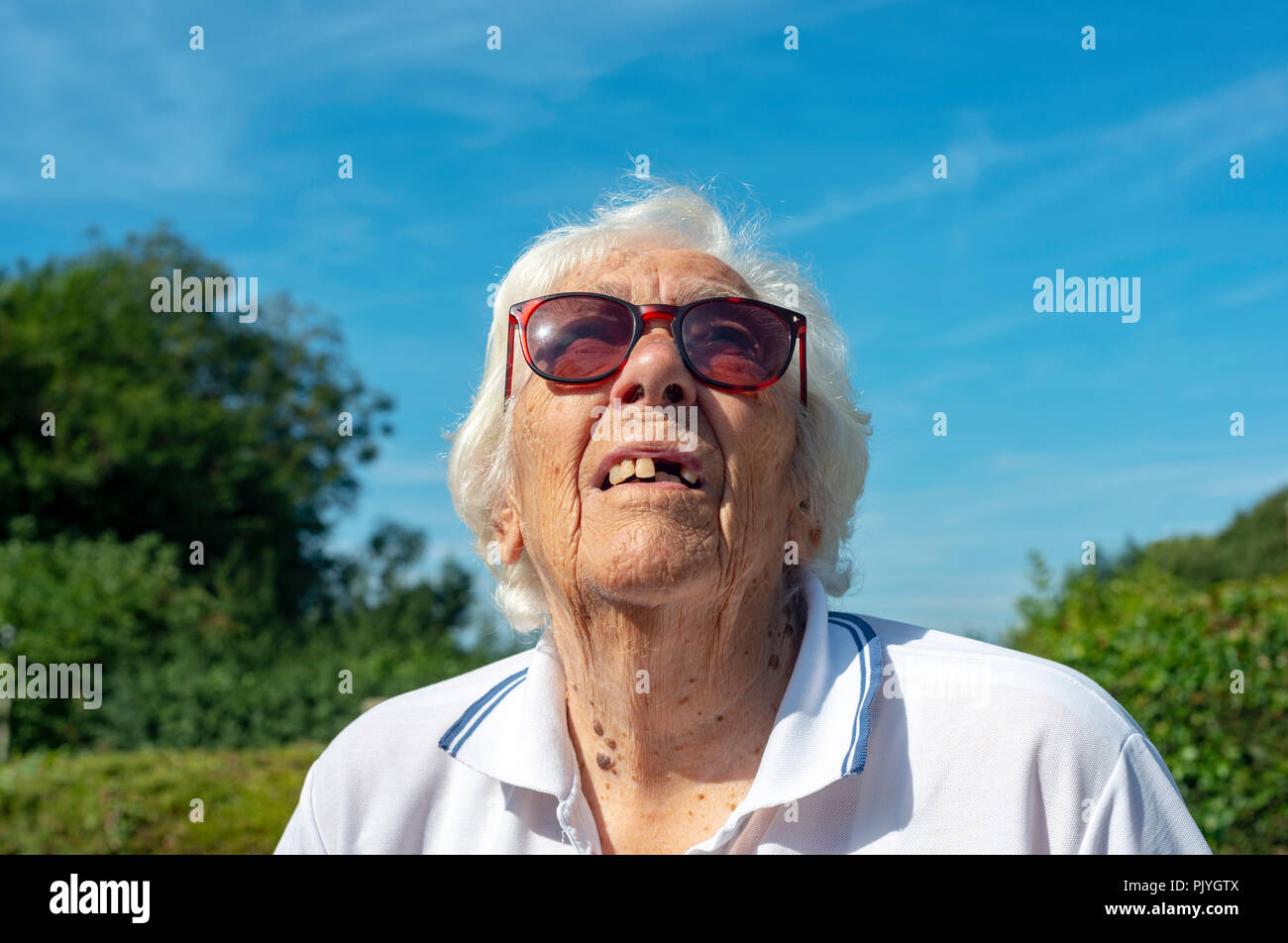 Frau mit altersbedingten Makuladegeneration in ihren Augen. Stockfoto