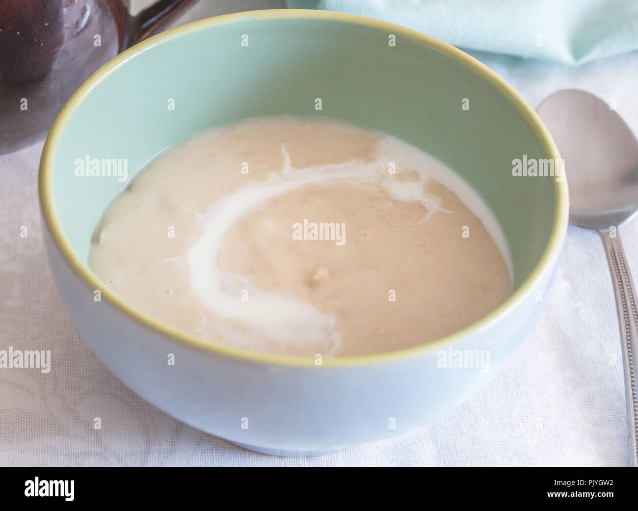 Haferflocken Brei in der Schüssel close up - gesunde, traditionelle Frühstück essen Hintergrund Stockfoto