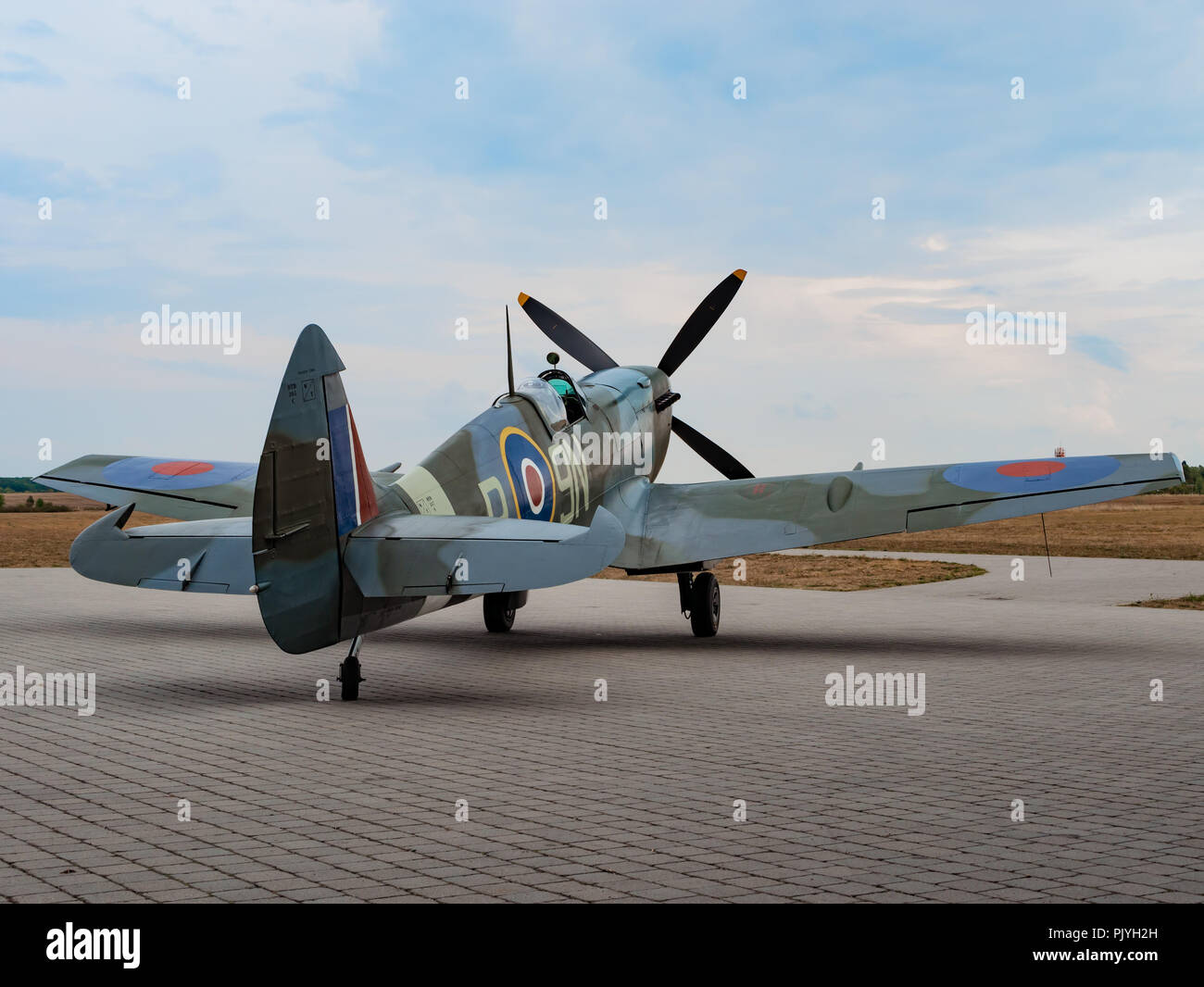 Supermarine Spitfire Mk XVI - Sonnenuntergang am Flugplatz Stockfoto