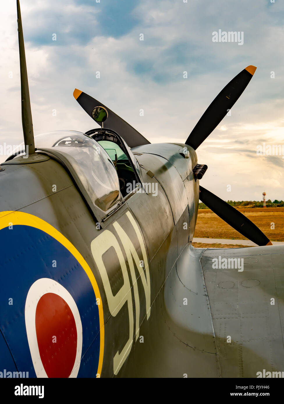 Supermarine Spitfire Mk XVI - Sonnenuntergang am Flugplatz Stockfoto