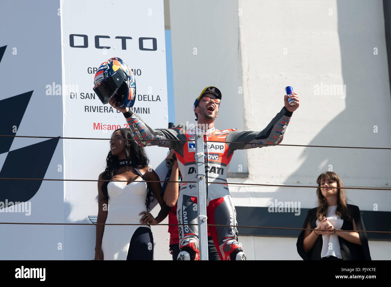 Felicity auf dem Podium Ende des Rennens 04 Andrea Dovizioso ITA Ducati Team Ducati MOTOGP am Misano World Circuit" Marco Simoncelli", Italien 13. Runde der MotoGP-WM Gran Premio Octo di San Marino e della Riviera di Rimini, 07-09, 2018 in Misano Italien Stockfoto