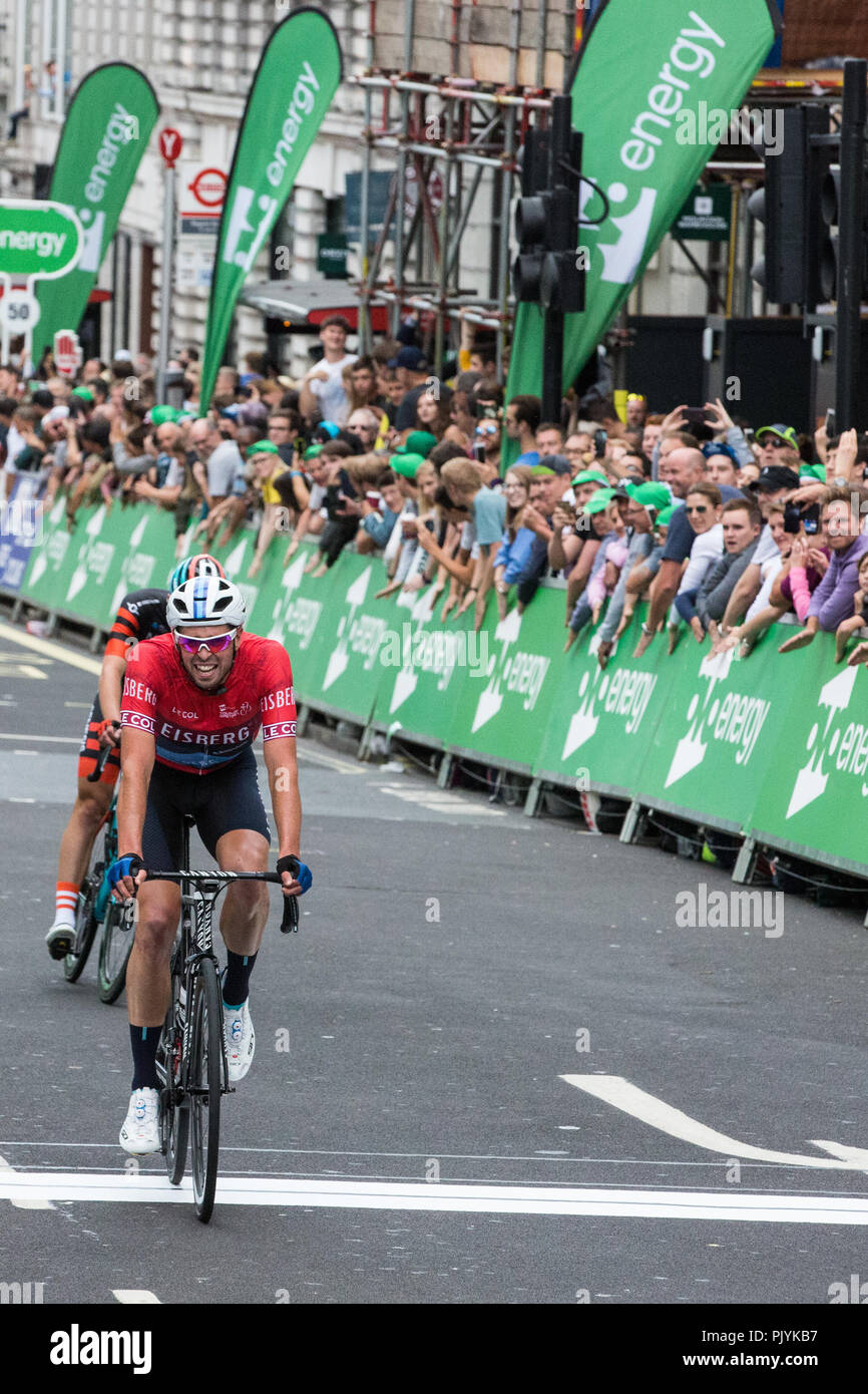 London, Großbritannien. 9. September 2018. Der Canyon Eisberg Alex Paton gewinnt den Eisberg Sprints Jersey von Madison's Genesis Matt Holmes in einem engen Finish nach der 77 km London Stufe (Stufe 8) des OVO Energy Tour von Großbritannien Radrennen. Credit: Mark Kerrison/Alamy leben Nachrichten Stockfoto