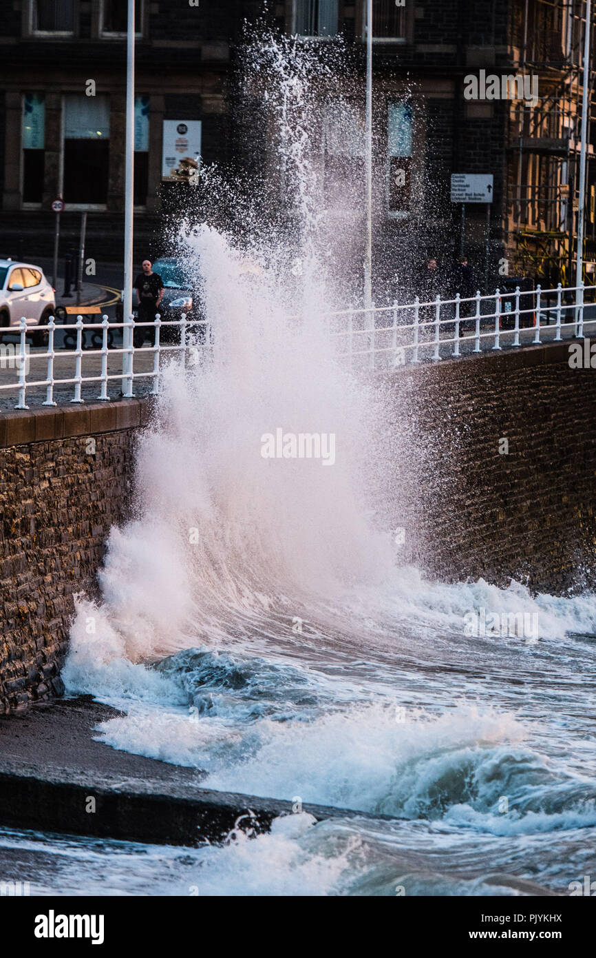 Aberystwyth Wales UK, Sonntag, 09. September 2018 UK Wetter: Hochwasser und starke Winde kombinieren riesige Wellen zu bringen Absturz in die Promenade und das Meer Wand in Aberystwyth, auf der Cardigan Bay Küste von West Wales. Das Wetter Prognose mehr in den kommenden Tagen unruhig geworden, mit Wind und Regen in vielen nördlichen und westlichen Bereiche Foto © Keith Morris/Alamy leben Nachrichten Stockfoto