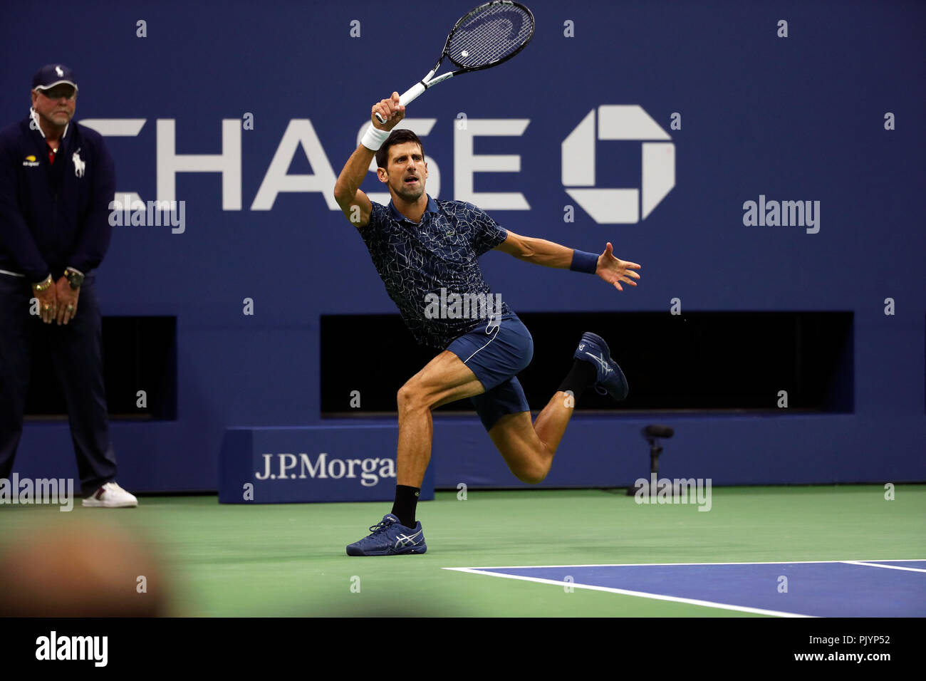 Flushing Meadows, New York, USA. September 9, 2018: US Open Tennis: Novak Djokovic aus Serbien trifft einen Vorhand Rückkehr gegen Juan Martin Del Potro im Final des US Open. Djokovic gewann das Match in den geraden Sätzen seine dritte US Open und 14 Grand Slam Titel insgesamt zu sammeln. Quelle: Adam Stoltman/Alamy leben Nachrichten Stockfoto