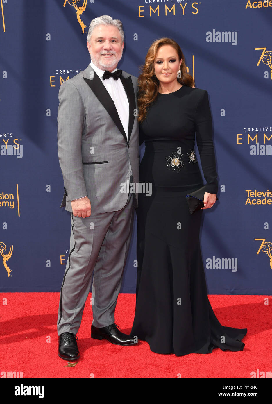 Los Angeles, CA, USA. 9 Sep, 2018. 09. September 2018 - Los Angeles, Kalifornien - Mike Rinder, Leah Remini. 2018 Creative Arts Emmy Awards - Ankunft bei Microsoft Theater statt. Photo Credit: Birdie Thompson/AdMedia Credit: Birdie Thompson/AdMedia/ZUMA Draht/Alamy leben Nachrichten Stockfoto