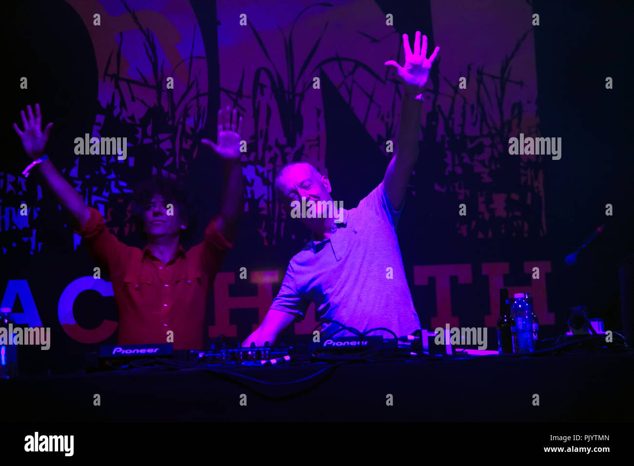 Steve Davis und Kavus Torabi Durchführen einer DJ-Set auf der Bühne 2, der sich am OnBlackheath Music Festival, Lewisham, London Stockfoto