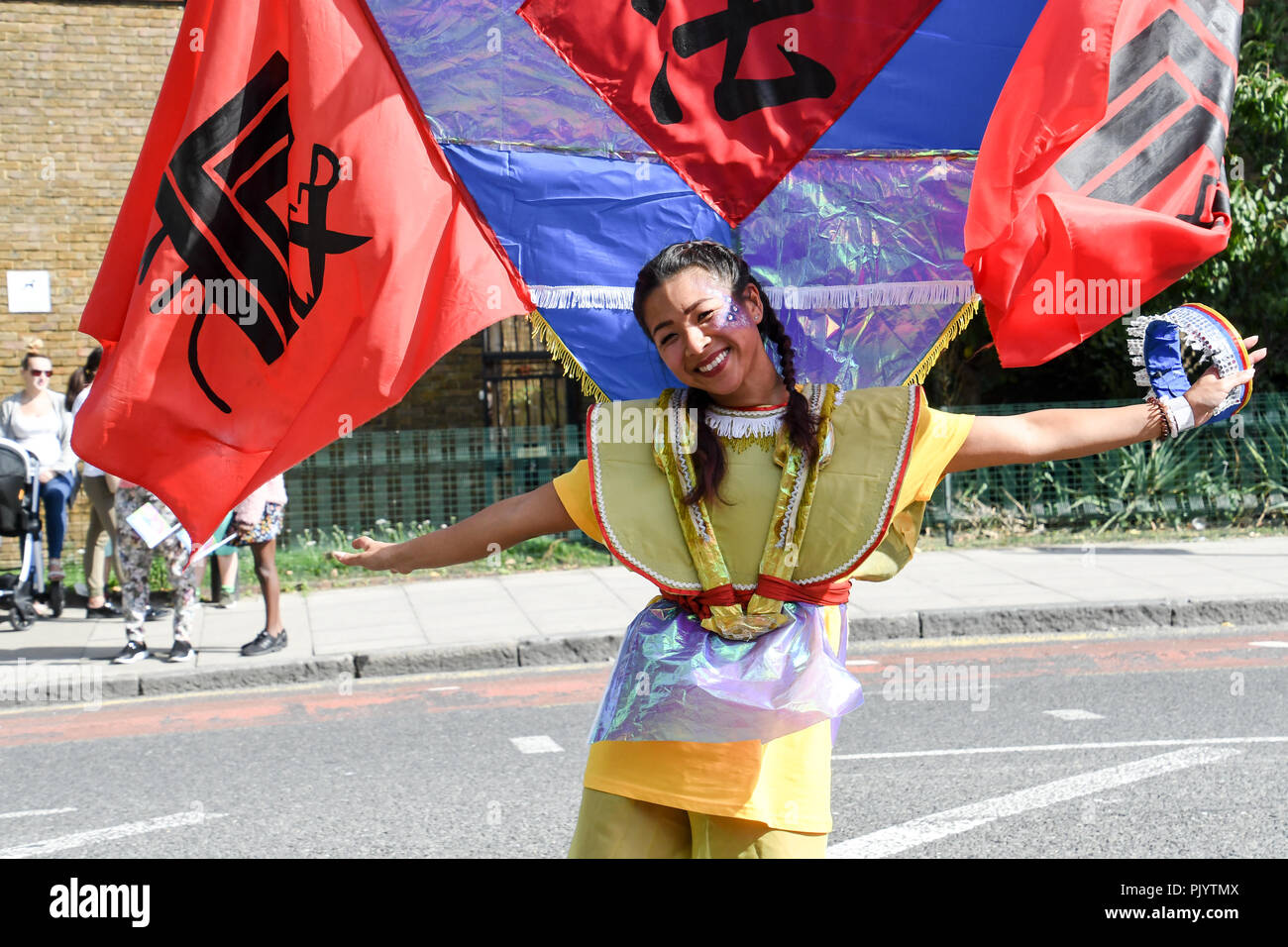 London, Großbritannien. 9. September 2018. Hunderte von beobachten die Prozession der jährlichen Hackney Karnevalsumzug 2018 Am 9. September 2018, London, UK Bild Capital/Alamy leben Nachrichten Stockfoto