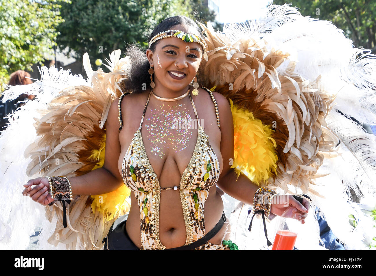 London, Großbritannien. 9. September 2018. Hunderte von beobachten die Prozession der jährlichen Hackney Karnevalsumzug 2018 Am 9. September 2018, London, UK Bild Capital/Alamy leben Nachrichten Stockfoto