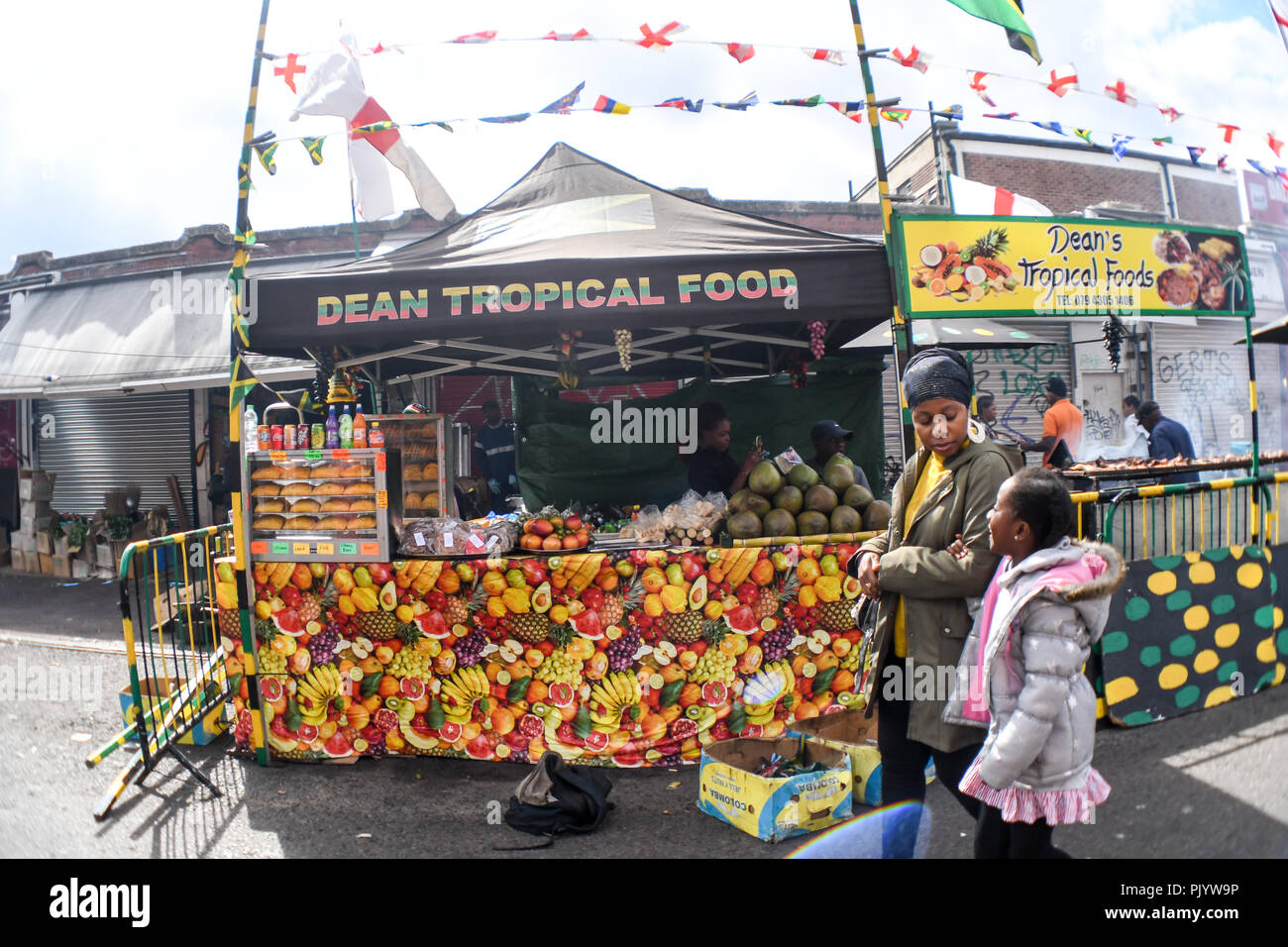 London, Großbritannien. 9. September 2018. Hunderte von beobachten die Prozession der jährlichen Hackney Karnevalsumzug 2018 Am 9. September 2018, London, UK Bild Capital/Alamy leben Nachrichten Stockfoto