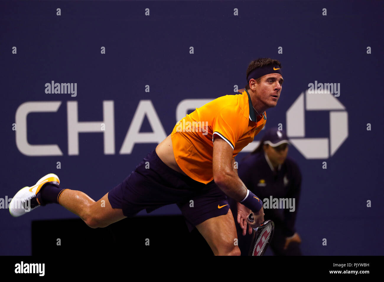 Flushing Meadows, New York, USA. September 9, 2018: US Open Tennis: Juan Martin Del Potro aus Argentinien zu Novak Djokovic aus Serbien in die US Open Men's final dienen. Djokovic gewann das Match in den geraden Sätzen seine dritte US Open und 14 Grand Slam Titel insgesamt in Anspruch zu nehmen. Quelle: Adam Stoltman/Alamy leben Nachrichten Stockfoto