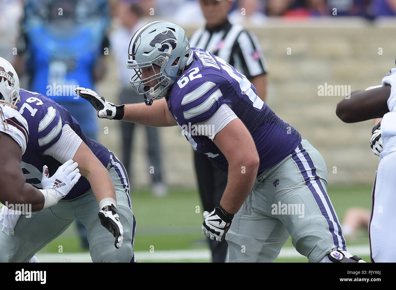 Manhattan, Kansas, USA. 08 Sep, 2018. Kansas State Wildcats Offensive Lineman Tyler Mitchell (62) zieht aus seinem guard Position während der NCAA Football Spiel zwischen der Mississippi State Bulldogs und das Kansas State Wildcats auf Bill Snyder Familie Stadion in Manhattan, Kansas zu blockieren. Kendall Shaw/CSM/Alamy leben Nachrichten Stockfoto