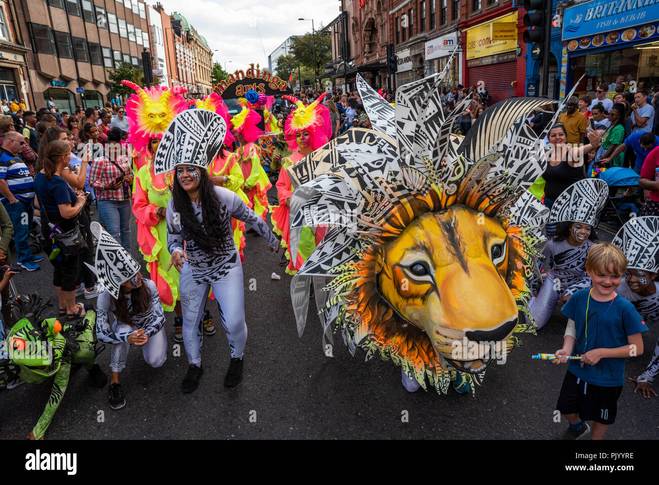 London, Großbritannien. 9. September 2018. Die hackney Karneval. Die Straßen waren voll von Ständen, Schwimmer, Darsteller und Zuschauer genießen der Carnival Spirit. Diese Jahre Karneval, die bisher grösste, hatte 28 Karneval Gruppen und 1000 Künstler teilnehmen. Der Karneval Thema war Iconic Hackney. Organisiert von Hackney Rat, tfl, Shoreditch Rathaus, globale Carnivalz und Hackney entfernt. Credit: Stephen Bell/Alamy Leben Nachrichten. Stockfoto