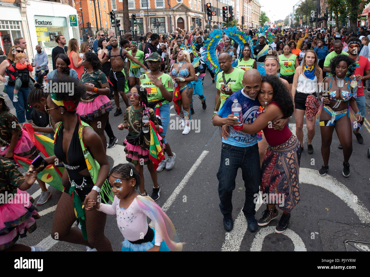 London, Großbritannien. 9. September 2018. Die hackney Karneval. Die Straßen waren voll von Ständen, Schwimmer, Darsteller und Zuschauer genießen der Carnival Spirit. Diese Jahre Karneval, die bisher grösste, hatte 28 Karneval Gruppen und 1000 Künstler teilnehmen. Der Karneval Thema war Iconic Hackney. Organisiert von Hackney Rat, tfl, Shoreditch Rathaus, globale Carnivalz und Hackney entfernt. Credit: Stephen Bell/Alamy Leben Nachrichten. Stockfoto