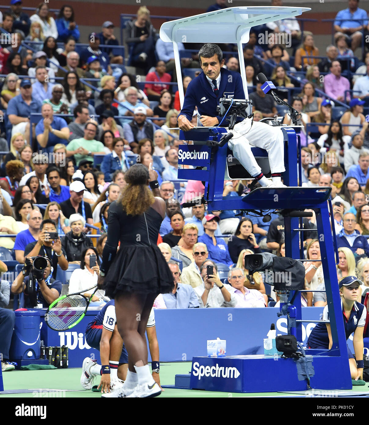 Serena Williams aus den Vereinigten Staaten argumentiert mit Stuhl-schiedsrichter Carlos Ramos im zweiten Satz während der Damen Finale der US Open Tennis Turnier bei Arthur Ashe Stadium, USTA Billie Jean King National Tennis Center in Flushing, Queens, New York City, USA, September 8, 2018. Quelle: LBA/Alamy leben Nachrichten Stockfoto