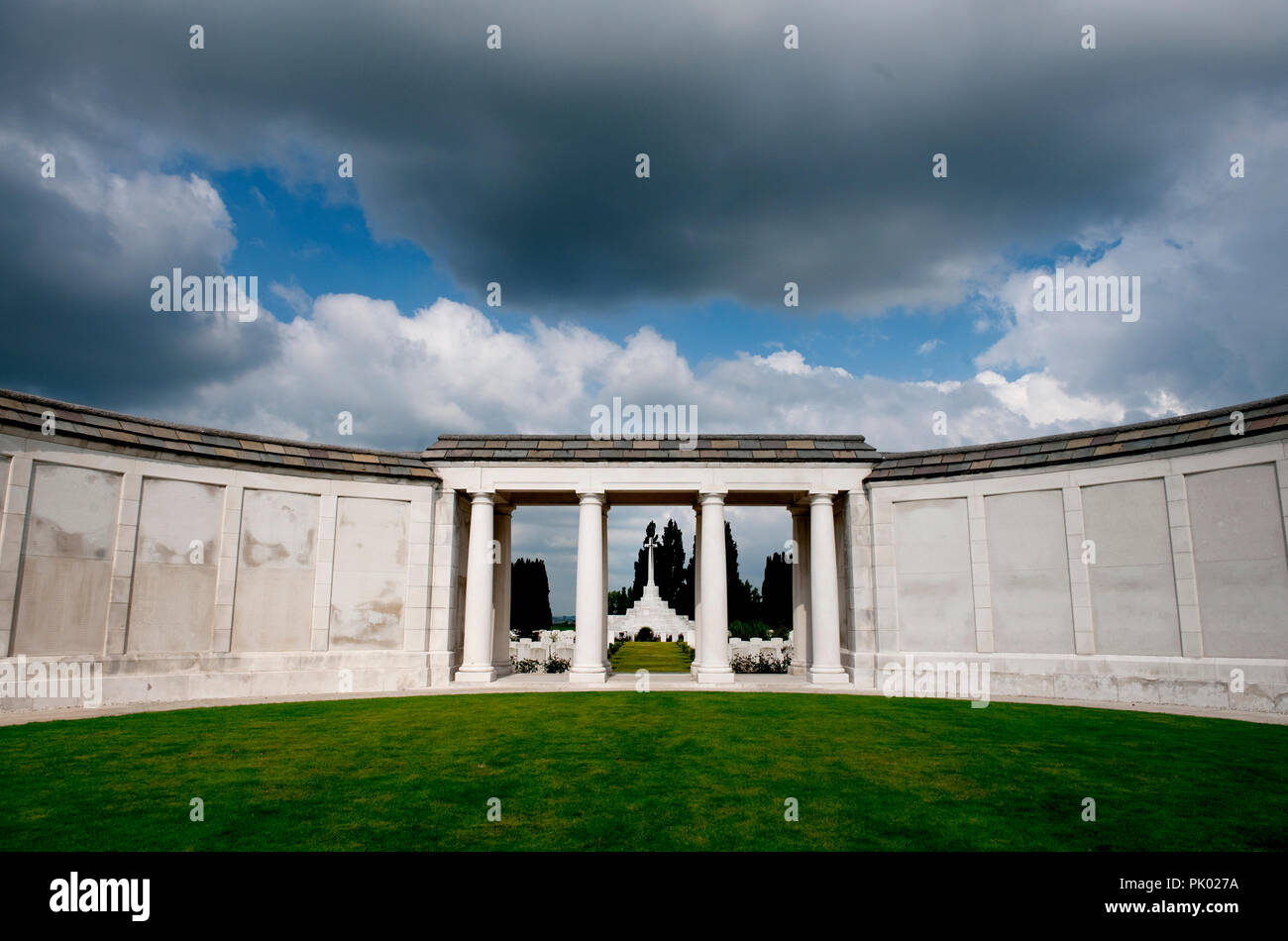 Die Tyne Cot Friedhof in Zonnebeke, Ypernbogens Schlachtfeldern, die Ruhestätte von 11,954 Soldaten des Commonwealth Kräfte (Belgien, 10/07/2009) Stockfoto