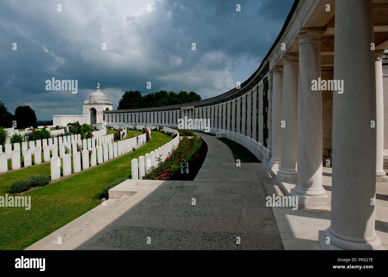 Die Tyne Cot Friedhof in Zonnebeke, Ypernbogens Schlachtfeldern, die Ruhestätte von 11,954 Soldaten des Commonwealth Kräfte (Belgien, 10/07/2009) Stockfoto