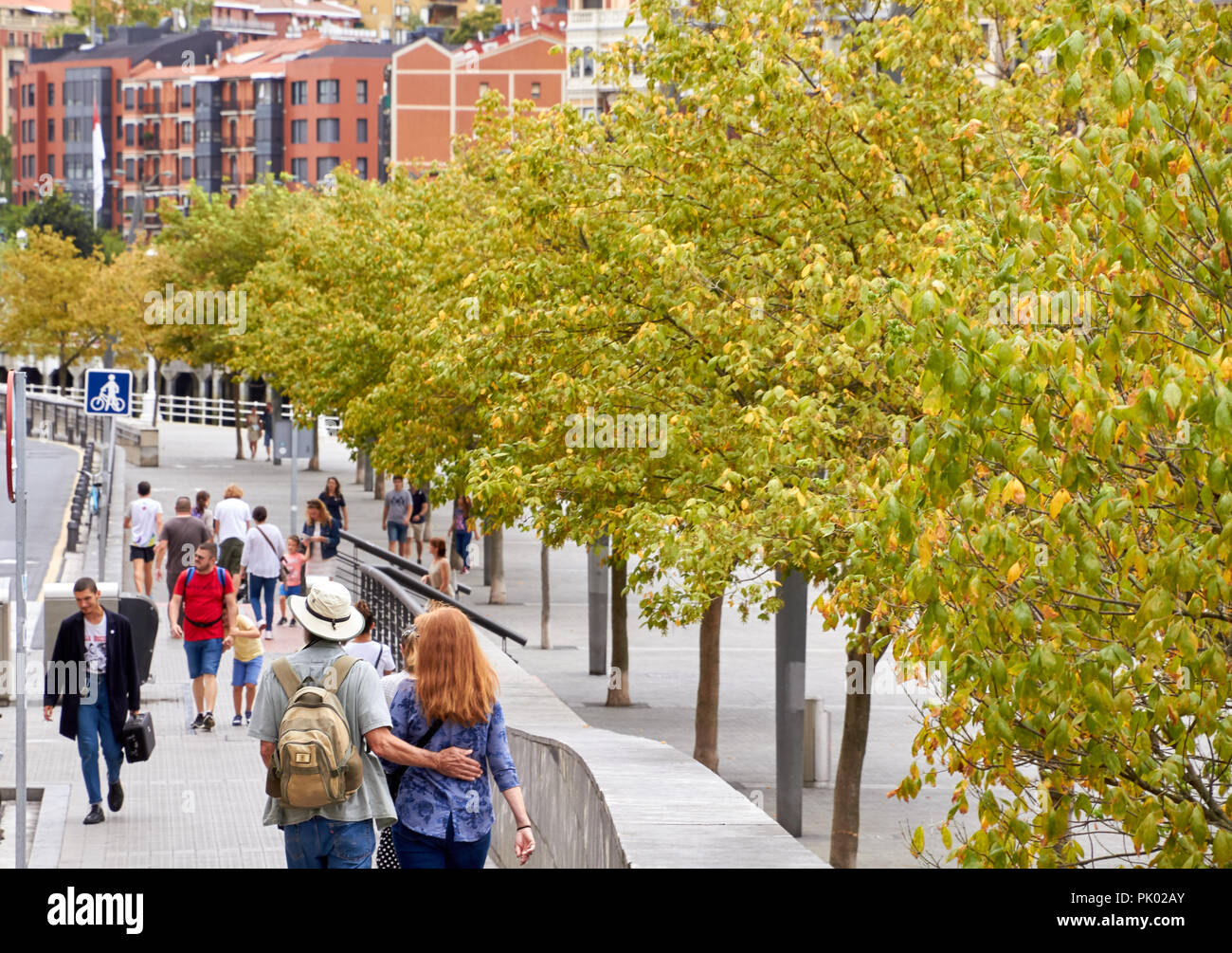 BILBAO, SPANIEN, ca. August 2018, Menschen zu Fuß neben dem Fluss Stockfoto