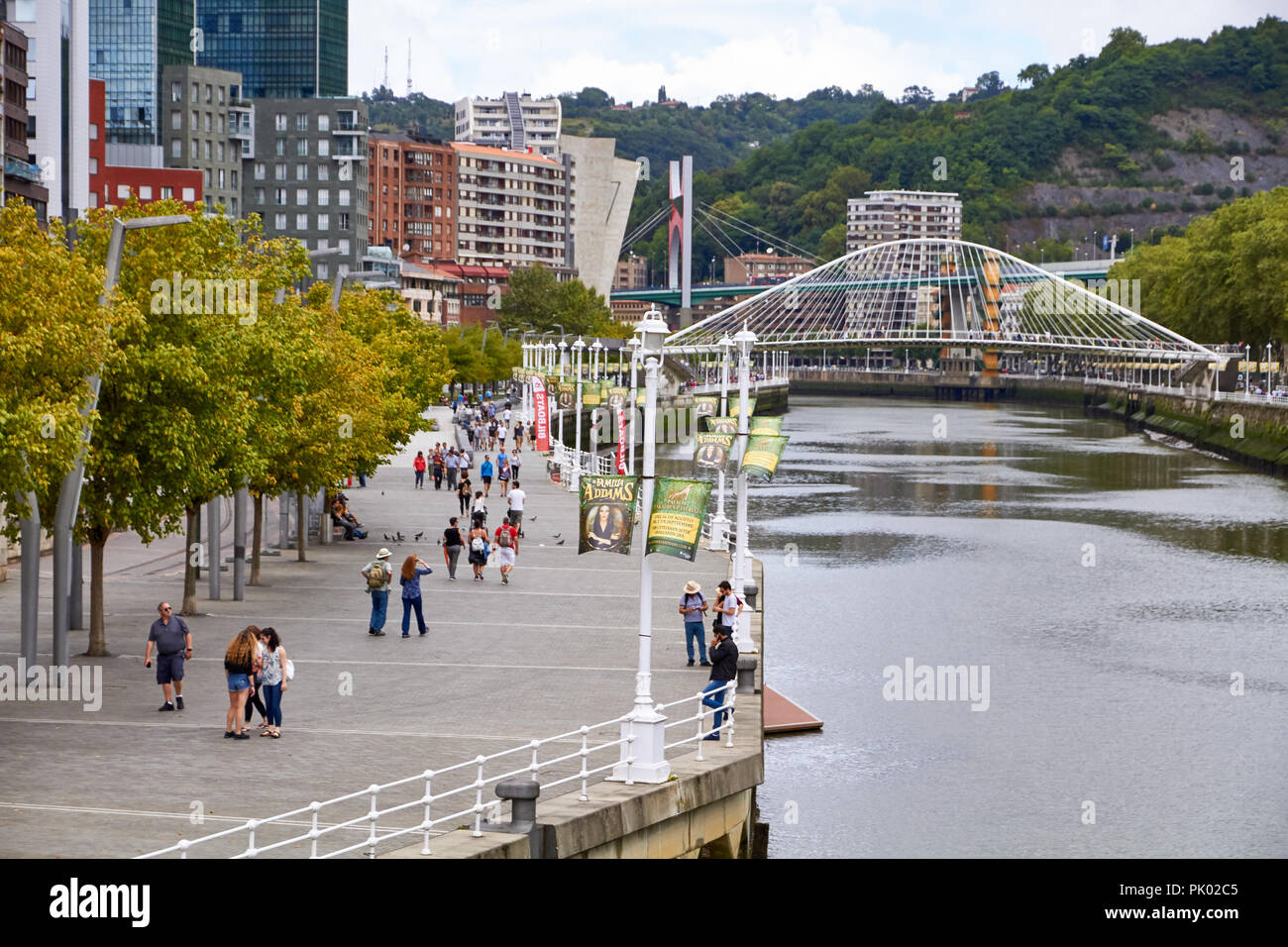 BILBAO, SPANIEN, ca. August 2018, Menschen zu Fuß neben dem Fluss Stockfoto