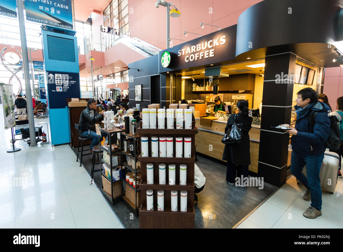 Japan Osaka Kansai International Airport Kix Terminal 1 Erdgeschoss Ankunftsbereich Starbucks Coffee Shop Mit Leuten An Der Theke An Stockfotografie Alamy Japan Osaka Kansai International Airport Kix Terminal 1 Erdgeschoss Ankunftsbereich Starbucks Coffee Shop Mit Leuten An Der Theke An Stockfotografie Alamy