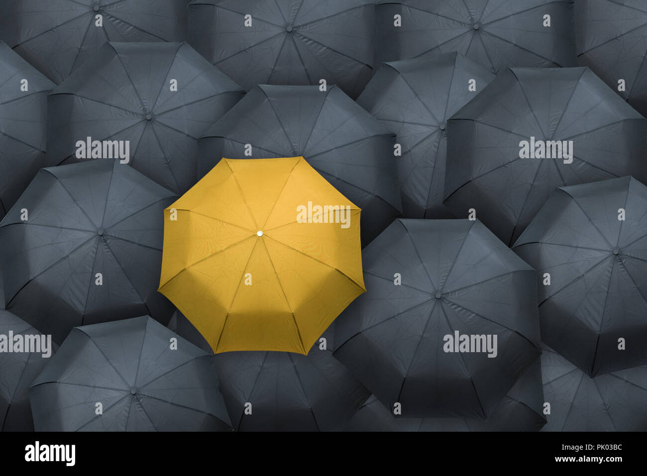Yellow Umbrella heben sich von der Masse ab. Leader-Konzept. Stockfoto