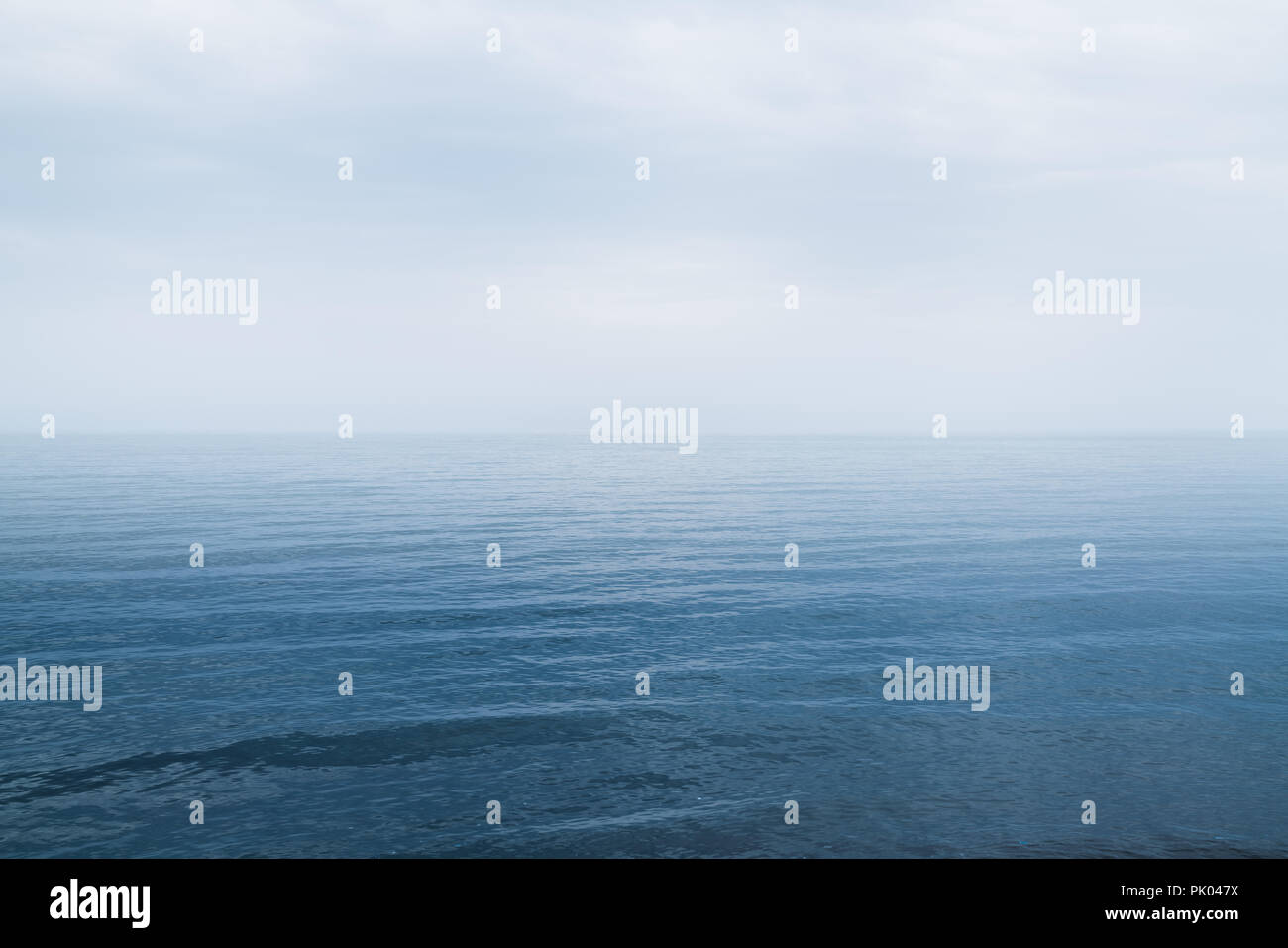 Blaues Meer und schönen bewölkter Himmel Marine Stockfoto