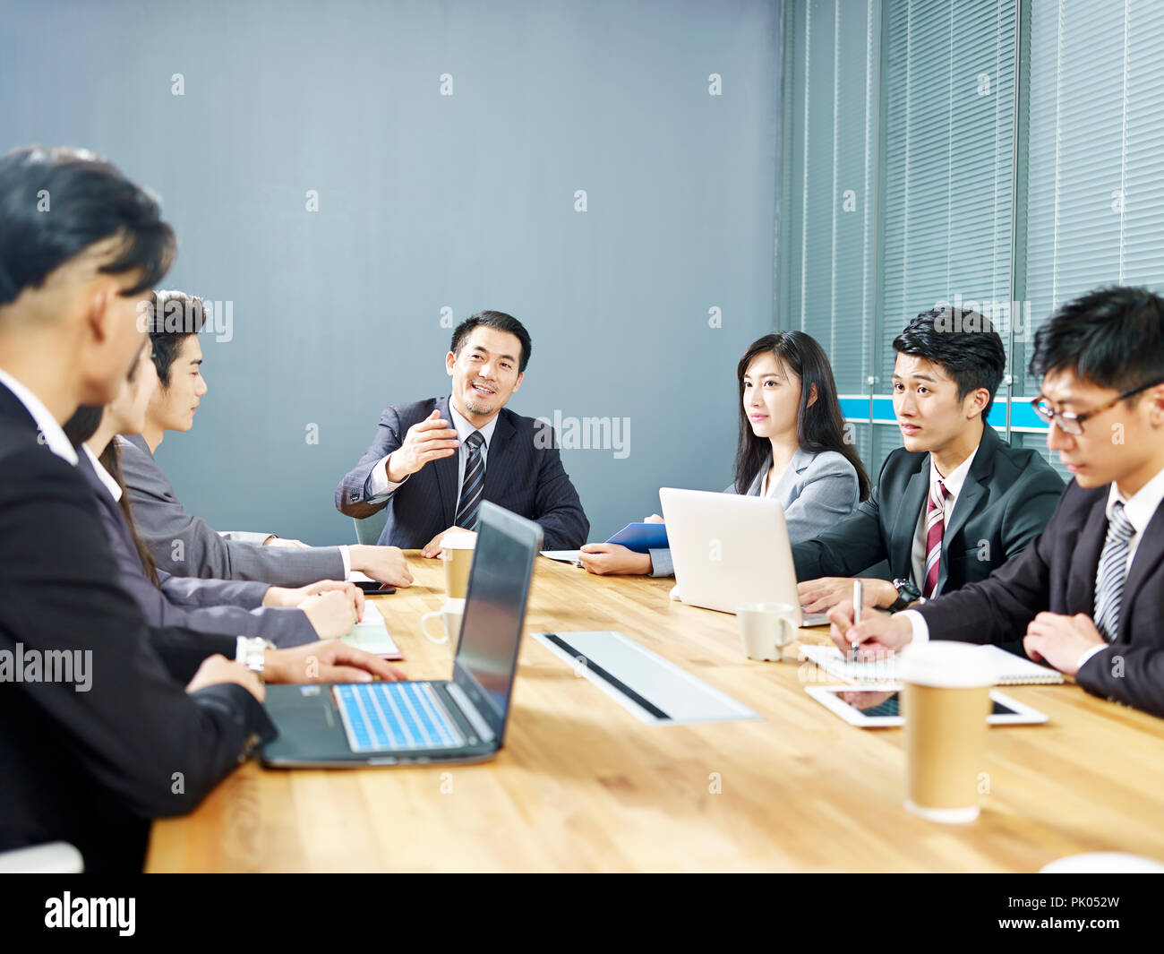 Team der asiatischen corporate business Leute, Männer und Frauen treffen im Büro. Stockfoto
