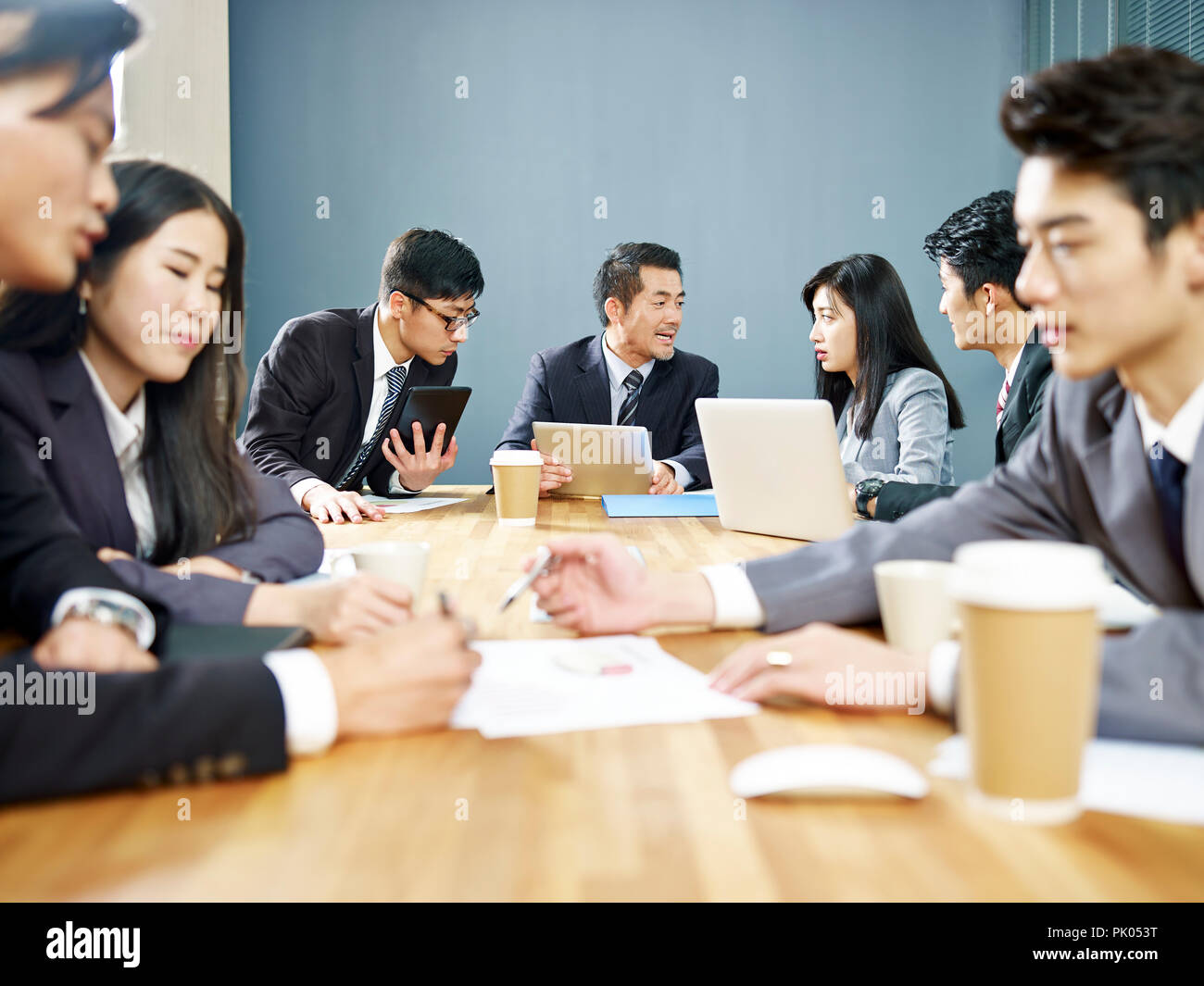 Asiatische corporate Menschen diskutieren in Gruppen. Stockfoto