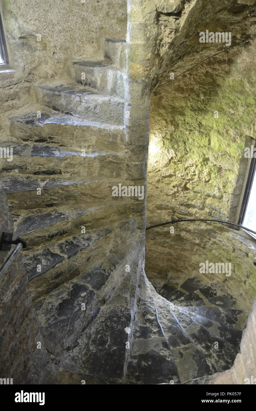 Wendeltreppe in Pembroke Castle, Pembrokeshire, Wales, Großbritannien Stockfoto