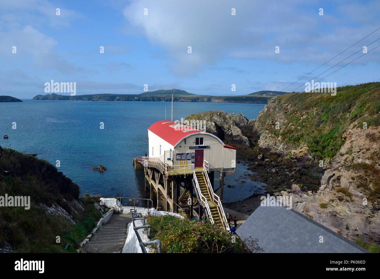 Blick auf die Alte Rettungsboot Station St Justinians, St Davids Küste, Pembrokeshire, Wales, Großbritannien Stockfoto