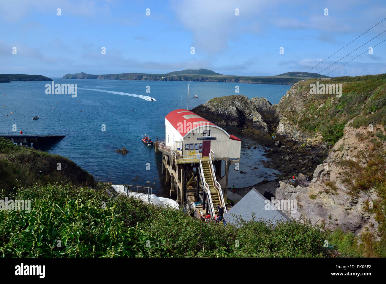 Blick auf die Alte Rettungsboot Station St Justinians, St Davids Küste, Pembrokeshire, Wales, Großbritannien Stockfoto