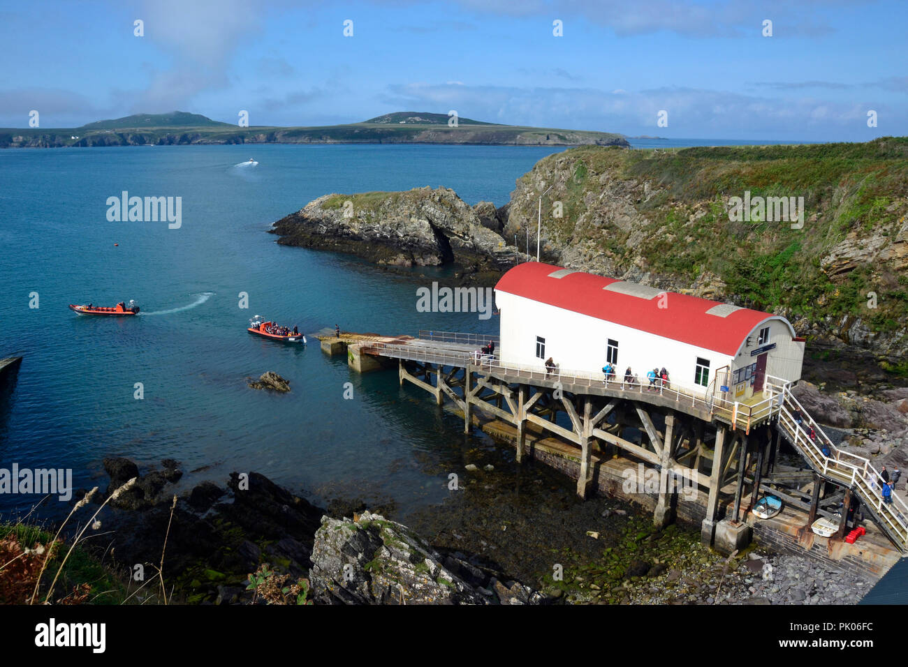 Blick auf die Alte Rettungsboot Station St Justinians, St Davids Küste, Pembrokeshire, Wales, Großbritannien Stockfoto