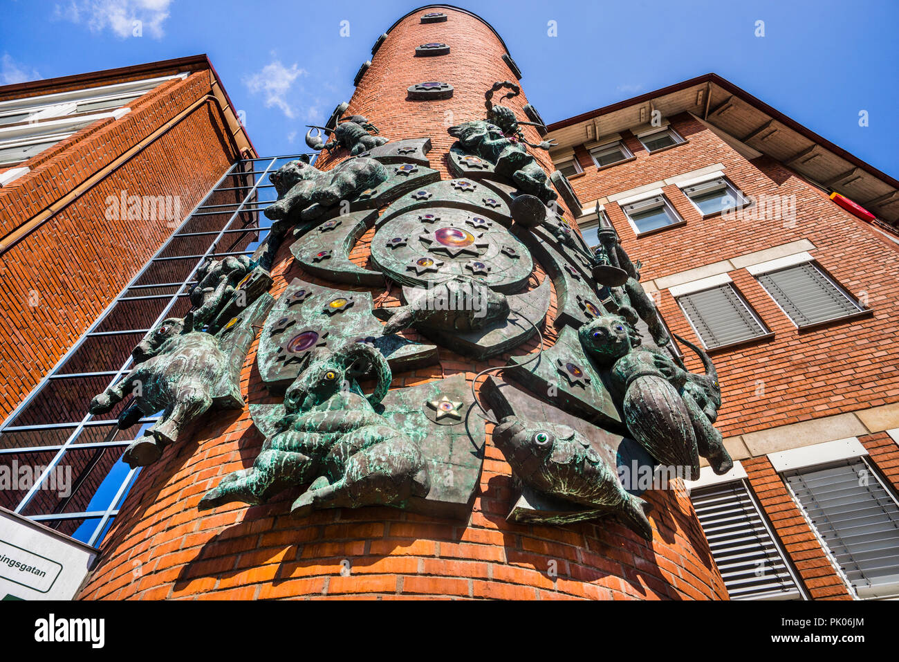 Bronze Skulptur der 12 Sternzeichen von schwedischen Bildhauer Walter Bengtsson, am roten Backstein Architektur von Apartment House Föringsgatan 15 in Malmö Stockfoto