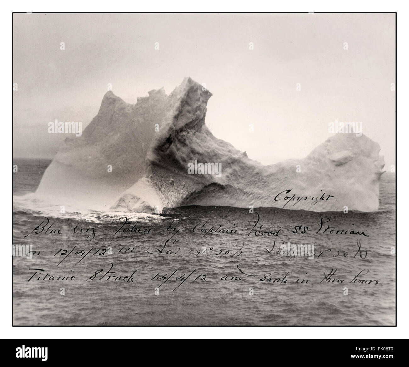 TITANIC RMS TITANIC EISBERG ist angeblich der Eisberg, der die Titanic versank. Das Foto, das Chief Steward am folgenden Tag, am 16. April 1912, an Bord der Prinz Adalbert, nach dem Untergang der Titanic in diesem Gebiet aufgenommen hatte, zeigte auf einer Seite des Eisbergs einen roten Farbabstrich, der von einem an der Seite kratzenden Schiff gemacht wurde. Das Foto ist beschriftet und signiert. Stockfoto