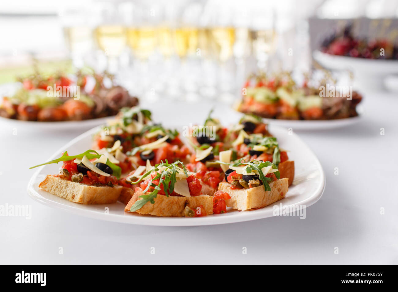 Mit italienischen Vorspeisen Teller. Bruschetta mit Tomaten und ...