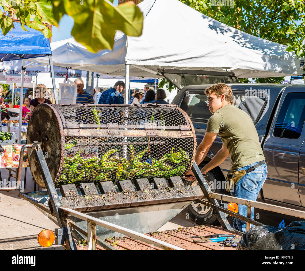 Junger Mann braten New Mexico green Chile im Santa Fe Farmers Market, USA. Stockfoto