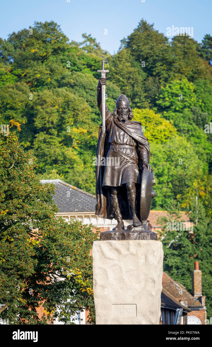 Iconic Statue von König Alfred der Große im Broadway, Winchester, Hampshire, Südengland, Großbritannien, St Giles Hügel hinter Stockfoto