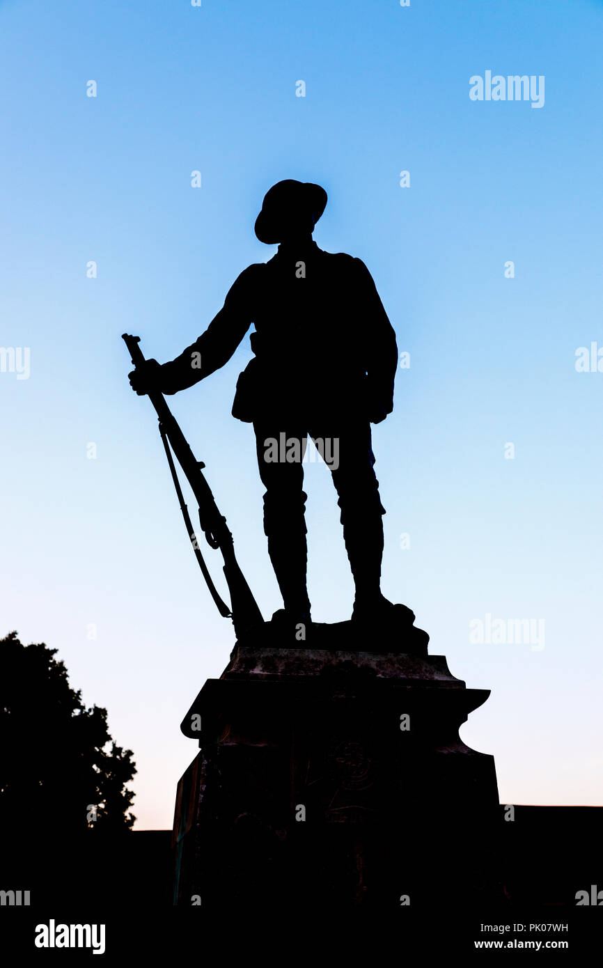 King's Royal Rifle Corps war Memorial, Winchester, Statue eines Tommy Soldaten in Winchester Cathedral Close, Winchester, Hampshire, Südengland Stockfoto