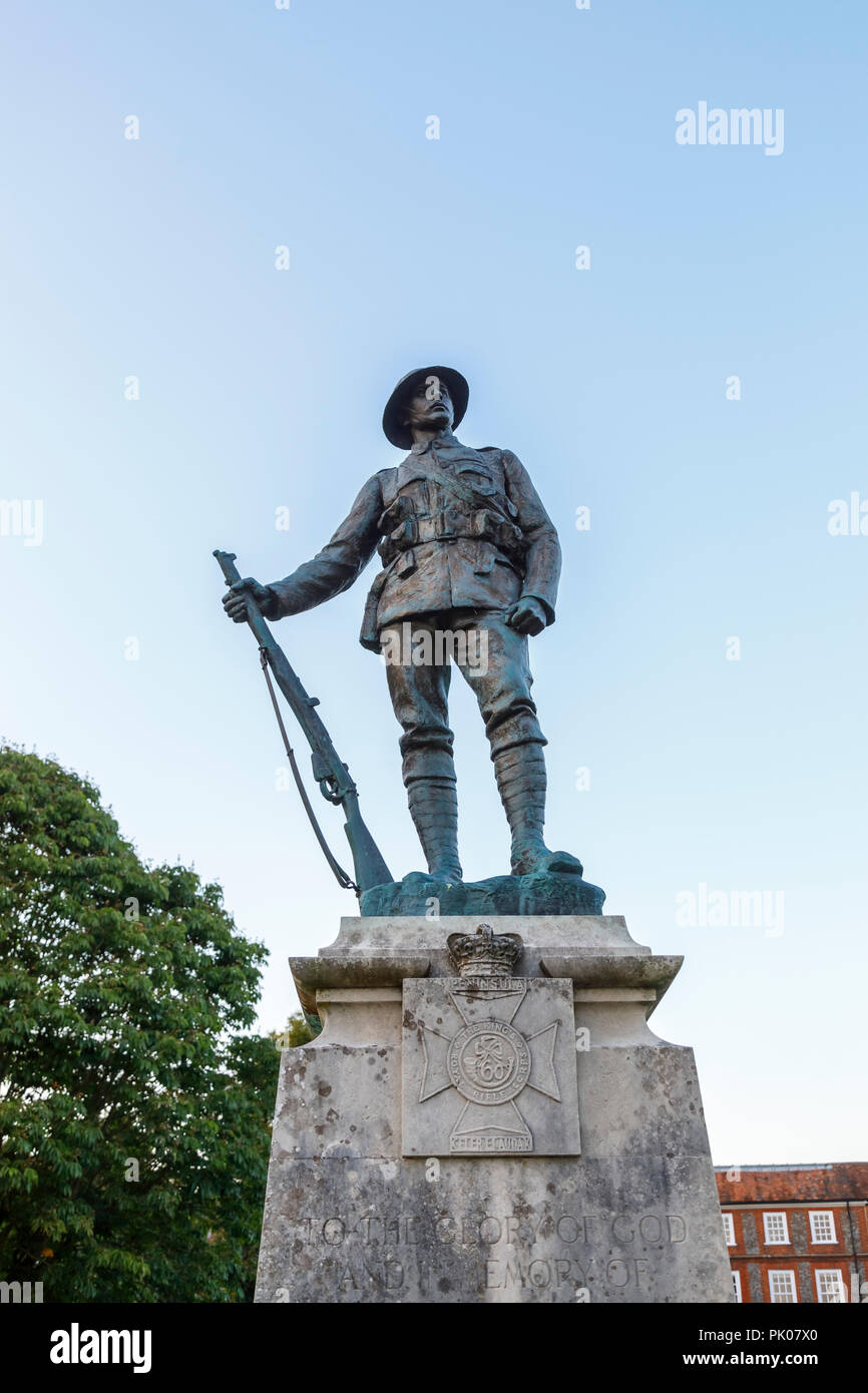 King's Royal Rifle Corps war Memorial, Winchester, Statue eines Tommy Soldaten in Winchester Cathedral Close, Winchester, Hampshire, Südengland Stockfoto