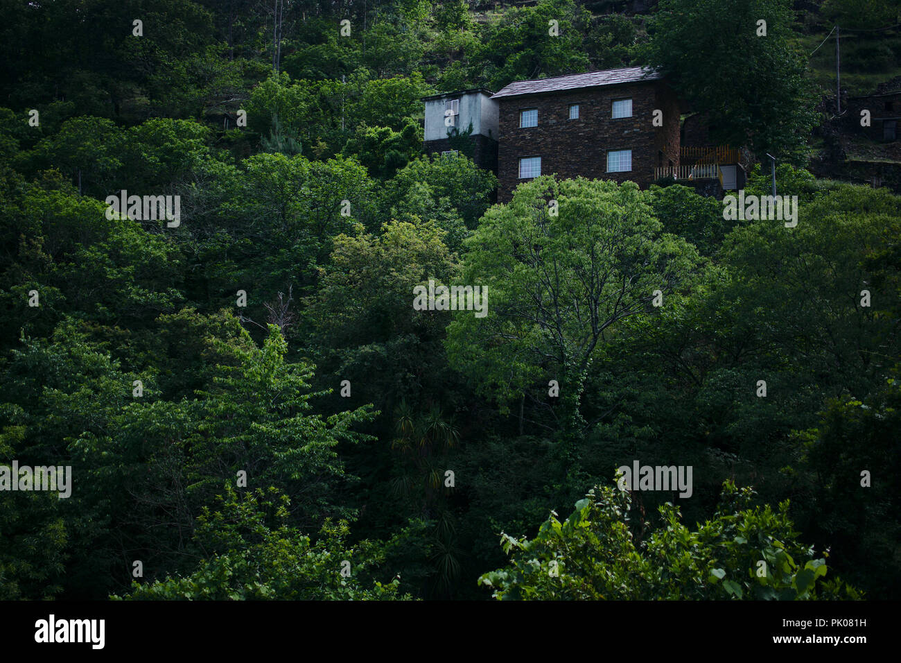 Dörfer in den Tälern von Arada Bergen versteckt. Stockfoto