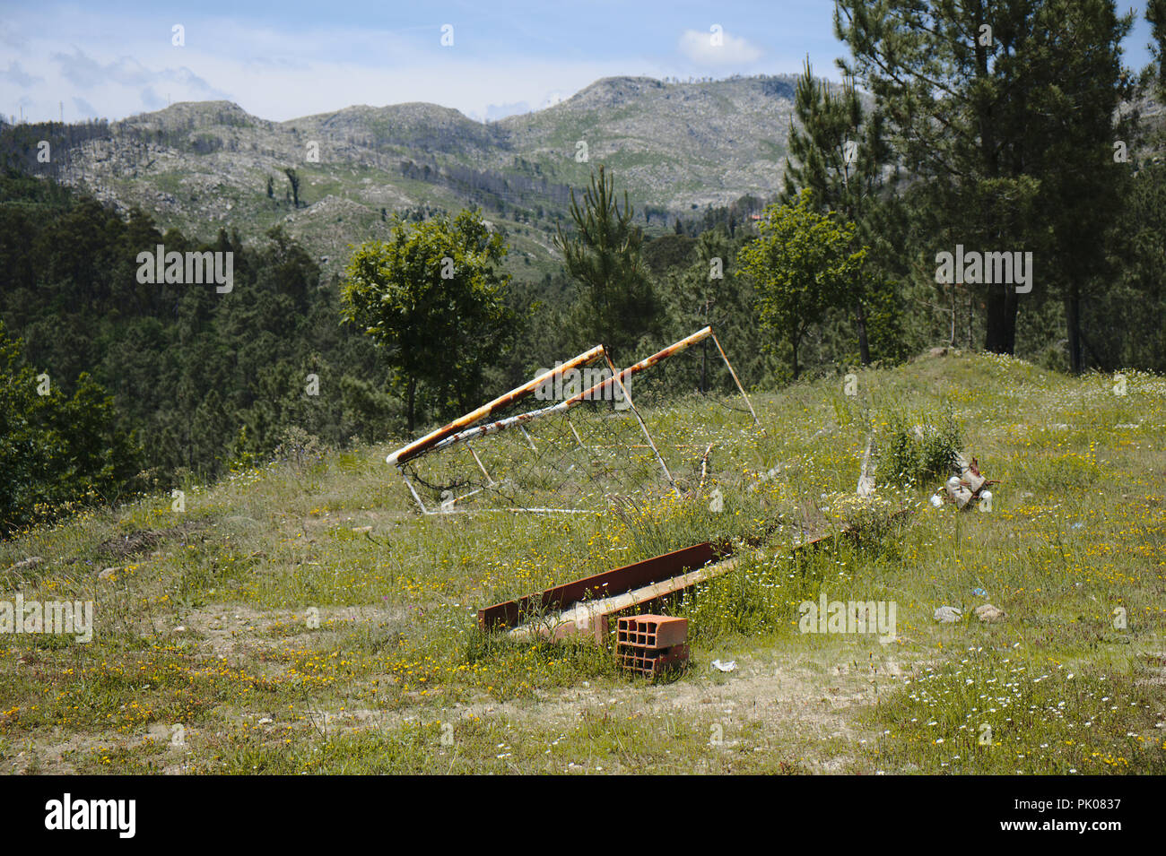 Eine leere, fast verlassene Fußballfeld im Arada Berge in Viseu district, Portugal. Stockfoto