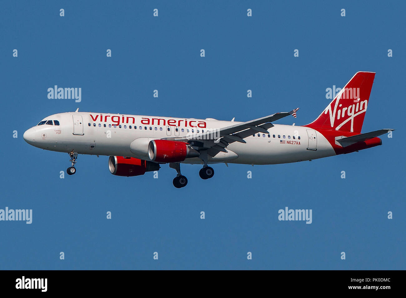 Airbus A 320-214 (N627VA) betrieben von Virgin America auf Ansatz zum Internationalen Flughafen San Francisco (Ksfo), San Francisco, Kalifornien, Vereinigte Staaten von Amerika Stockfoto