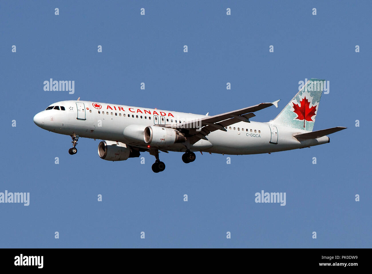 Airbus A 320-211 (C-GQCA) mit Air Canada auf Ansatz zum Internationalen Flughafen San Francisco (Ksfo), San Francisco, Kalifornien, Vereinigte Staaten von Amerika Stockfoto