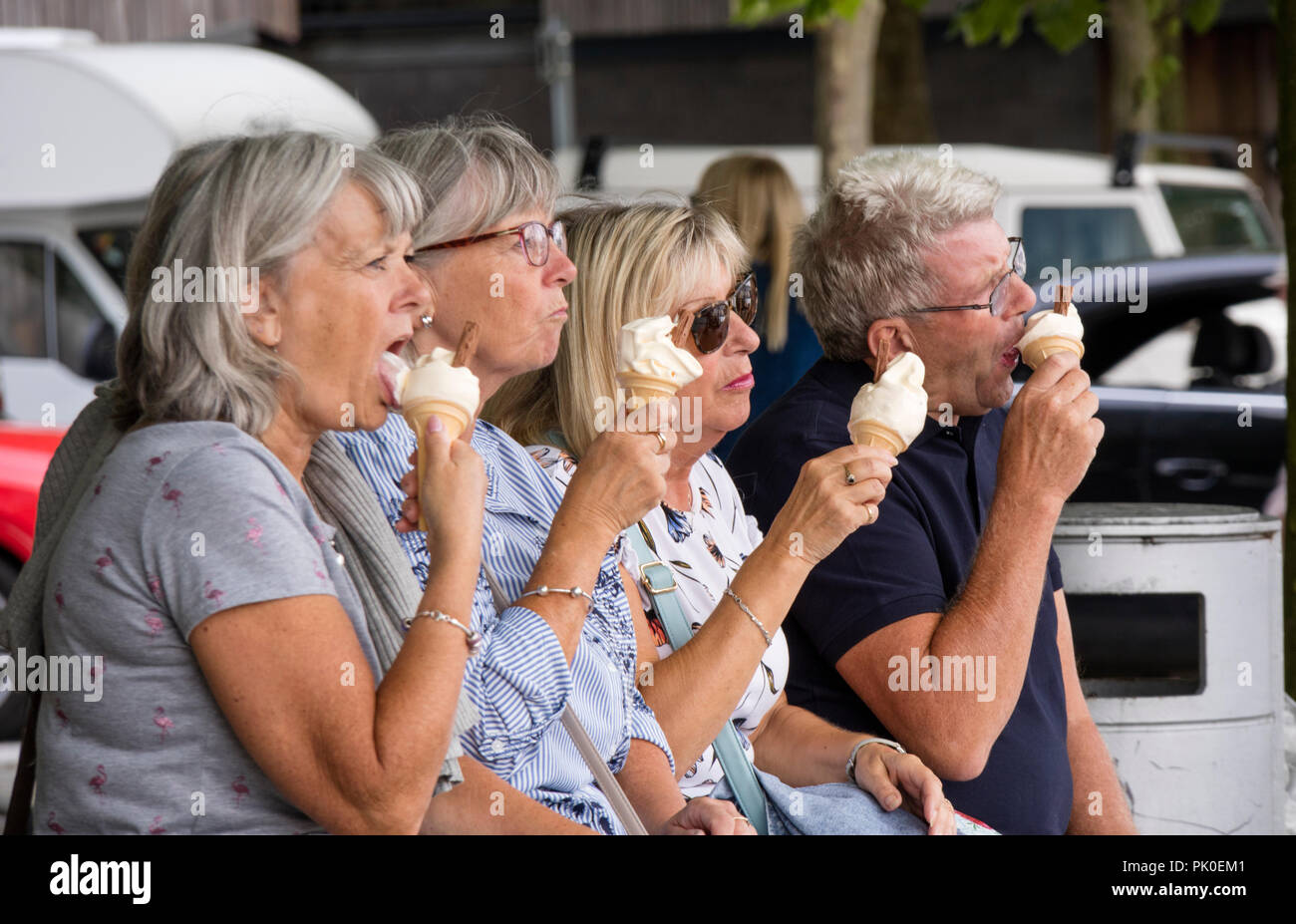 Ältere Paare essen Eis, England, Großbritannien Stockfoto